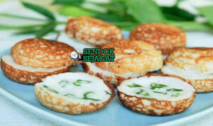 Khanom Krok Manis Khas Thailand Khanom Krok dengan panekuk kelapa di piring saji