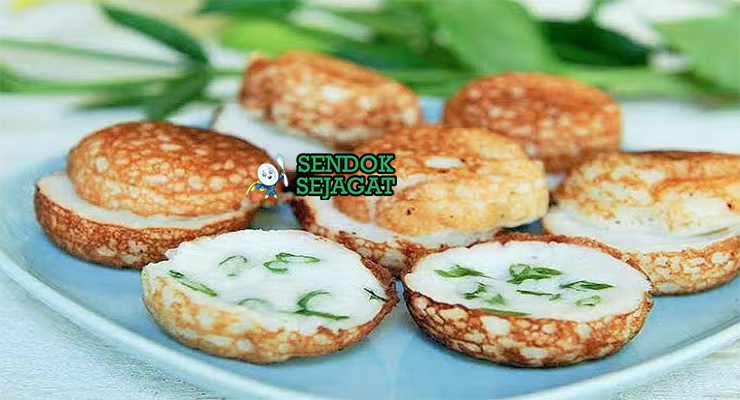 Khanom Krok Manis Khas Thailand Khanom Krok dengan panekuk kelapa di piring saji