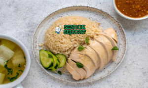 Khao Man Gai Lembut Khas Thailand Khao Man Gai dengan ayam rebus dan saus jahe di piring saji