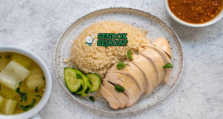 Khao Man Gai dengan ayam rebus dan saus jahe di piring saji
