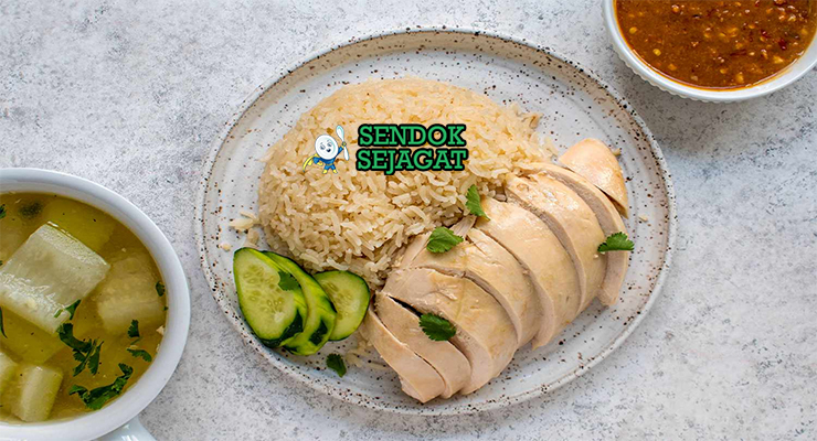 Khao Man Gai Lembut Khas Thailand Khao Man Gai dengan ayam rebus dan saus jahe di piring saji