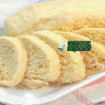 Knedlíky roti kukus tepung diiris tebal dengan saus di piring saji