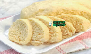 Knedlíky Roti Kukus Tepung Lembut Khas Ceko Knedlíky roti kukus tepung diiris tebal dengan saus di piring saji