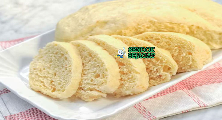 Knedlíky Roti Kukus Tepung Lembut Khas Ceko Knedlíky roti kukus tepung diiris tebal dengan saus di piring saji