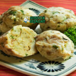Knödel dumpling daging dengan saus gravy di piring saji