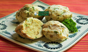 Knödel Dumpling Daging Khas Jerman Knödel dumpling daging dengan saus gravy di piring saji