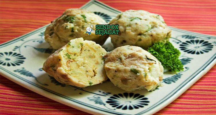 Knödel dumpling daging dengan saus gravy di piring saji