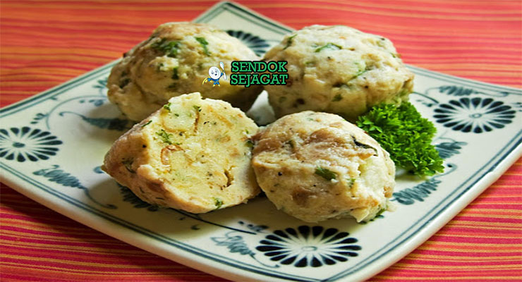 Knödel Dumpling Daging Khas Jerman Knödel dumpling daging dengan saus gravy di piring saji