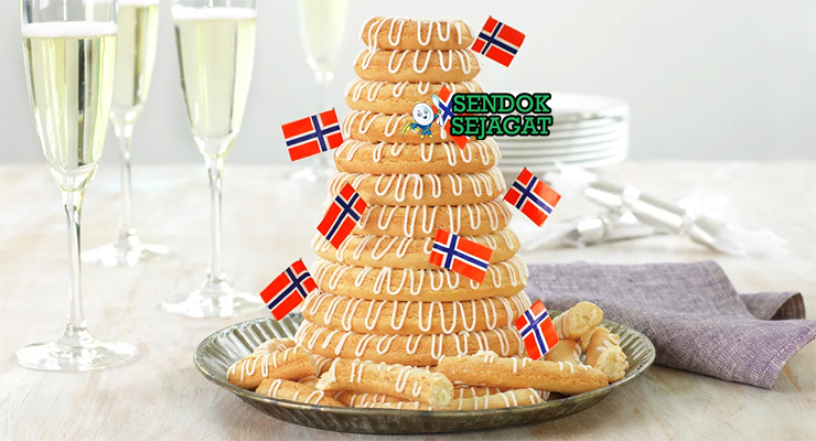 Kransekake Kue Almond Berlapis Khas Norwegia Kransekake kue almond berlapis bertingkat di piring saji