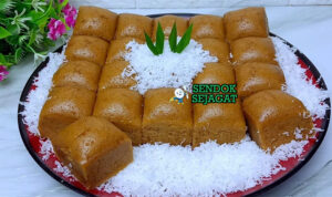 Kue Apem Lembut Khas Indonesia Kue Apem dengan sirup gula merah dan kelapa parut di piring saji