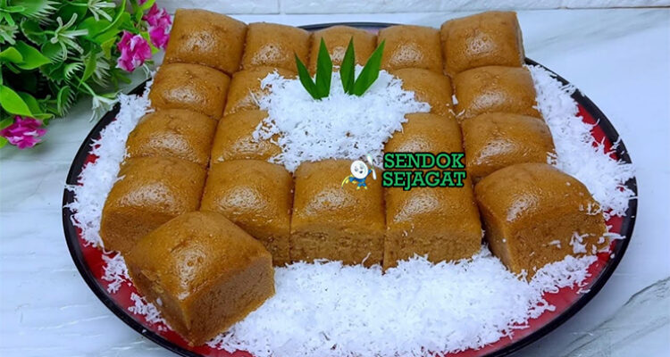 Kue Apem dengan sirup gula merah dan kelapa parut di piring saji