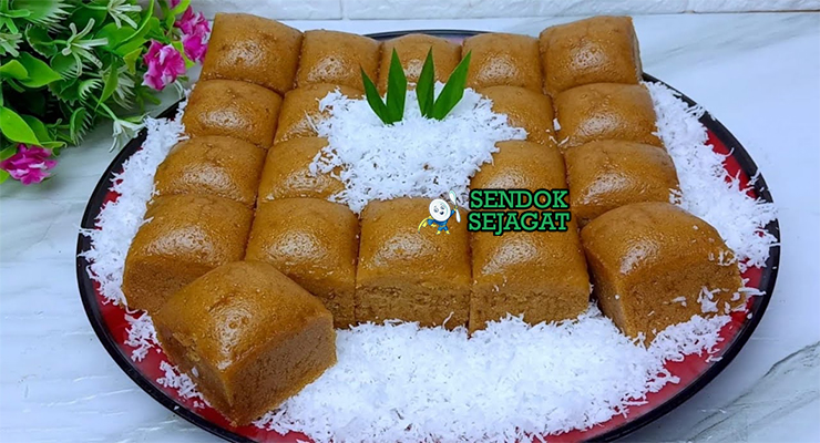 Kue Apem Lembut Khas Indonesia Kue Apem dengan sirup gula merah dan kelapa parut di piring saji