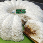 Kue Awuk-Awuk kelapa gula merah potong kotak di piring saji