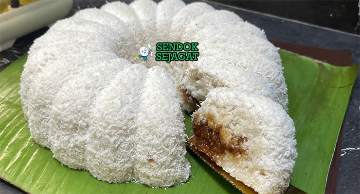 Kue Awuk-Awuk Kelapa Gula Merah Khas Indonesia Kue Awuk-Awuk kelapa gula merah potong kotak di piring saji
