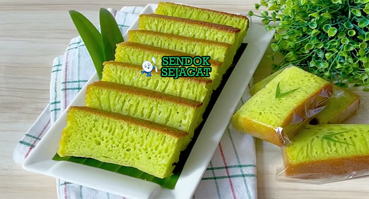 Kue Bika Ambon Lembut Khas Indonesia Kue Bika Ambon dengan tekstur bersarang di piring saji