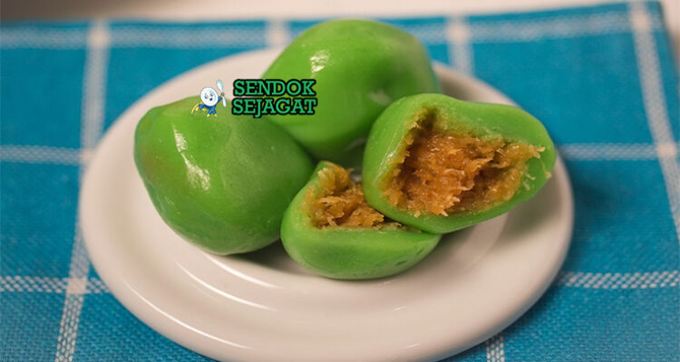 Kue Bugis ketan isi kelapa dibungkus daun pisang di piring saji