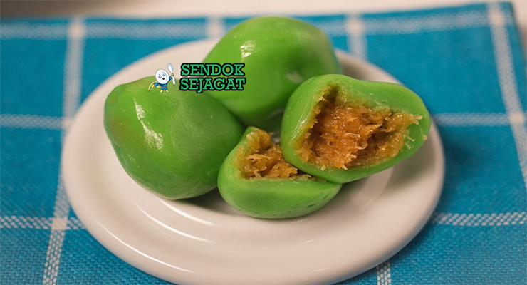 Kue Bugis Ketan Kelapa Manis Khas Indonesia Kue Bugis ketan isi kelapa dibungkus daun pisang di piring saji