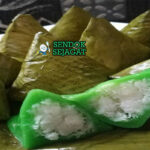 Kue Koci kelapa parut manis dibungkus daun pisang di piring saji