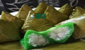 Kue Koci Kelapa Parut Manis Khas Indonesia Kue Koci kelapa parut manis dibungkus daun pisang di piring saji
