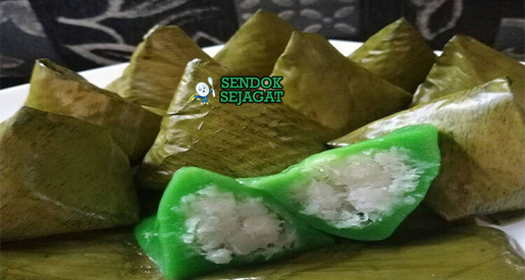Kue Koci kelapa parut manis dibungkus daun pisang di piring saji