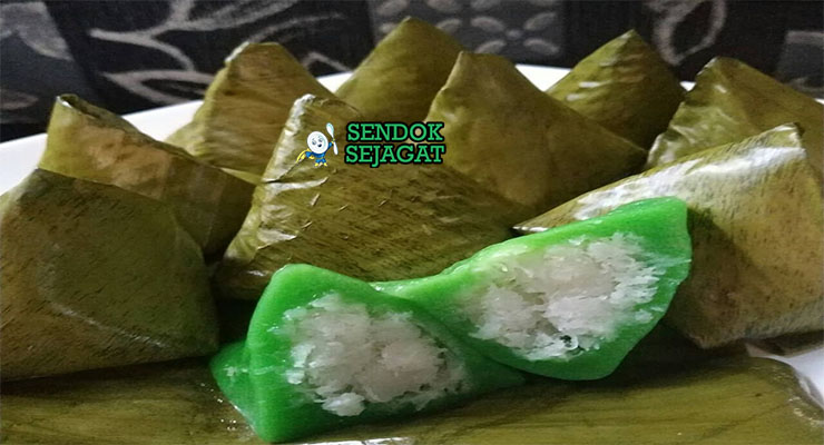 Kue Koci Kelapa Parut Manis Khas Indonesia Kue Koci kelapa parut manis dibungkus daun pisang di piring saji