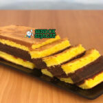 Kue Lapis Surabaya 3 warna merah kuning hijau di piring saji