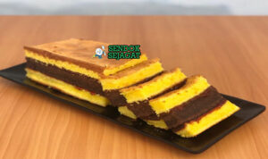 Kue Lapis Surabaya 3 Warna Khas Indonesia Kue Lapis Surabaya 3 warna merah kuning hijau di piring saji