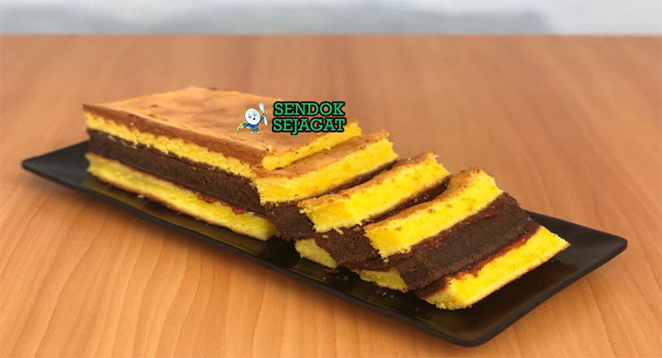 Kue Lapis Surabaya 3 Warna Khas Indonesia Kue Lapis Surabaya 3 warna merah kuning hijau di piring saji