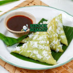 Kue Lupis dengan sirup gula merah dan kelapa parut di piring saji