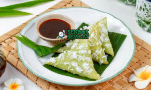 Judul Gambar: Kue Lupis dengan sirup gula merah dan kelapa parut di piring saji
