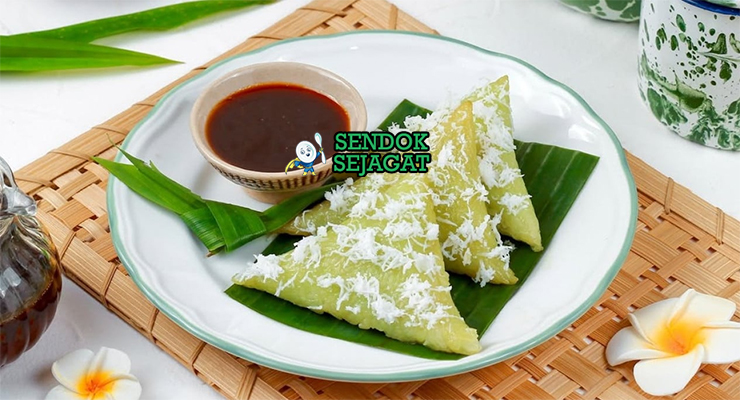 Judul Gambar: Kue Lupis dengan sirup gula merah dan kelapa parut di piring saji