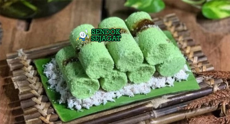 Kue Putu Bambu Gula Merah Khas Indonesia Kue Putu bambu hijau dengan gula merah kelapa di piring saji