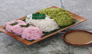 Kue Putu Mayang Santan Khas Indonesia Kue Putu Mayang dengan saus santan kental di mangkuk saji