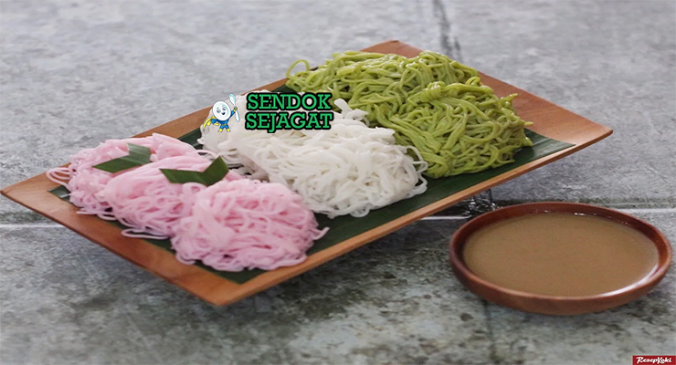 Kue Putu Mayang Santan Khas Indonesia Kue Putu Mayang dengan saus santan kental di mangkuk saji