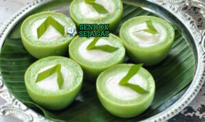 Kue Talam Lembut Khas Indonesia Kue Talam dengan lapisan pandan dan santan di piring saji