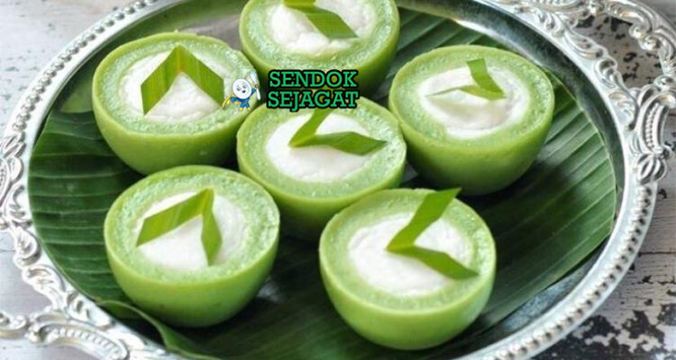 Kue Talam dengan lapisan pandan dan santan di piring saji