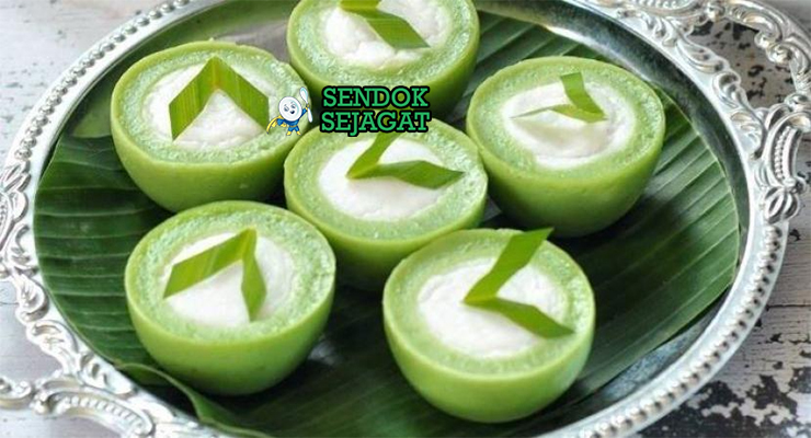 Kue Talam Lembut Khas Indonesia Kue Talam dengan lapisan pandan dan santan di piring saji