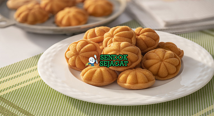 Kuih Bahulu Kue Uap Telur Khas Malaysia Kuih Bahulu kue uap telur ringan berlubang di piring saji