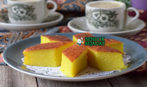 Kuih Bingka Kenyal Khas Malaysia Kuih Bingka dengan kue santan panggang di piring saji