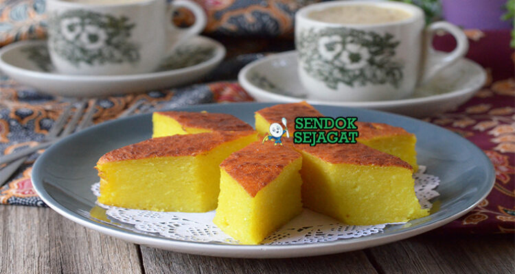 Kuih Bingka dengan kue santan panggang di piring saji