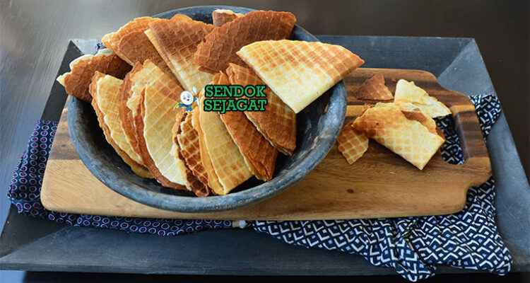 Kuih Kapit dengan kue renyah lipat di piring saji