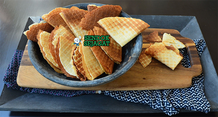 Kuih Kapit Renyah Khas Malaysia Kuih Kapit dengan kue renyah lipat di piring saji