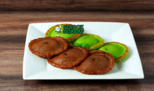 Kuih Pinjaram Kue Bunga Karamel Khas Malaysia Kuih Pinjaram kue bunga karamel renyah di toples saji