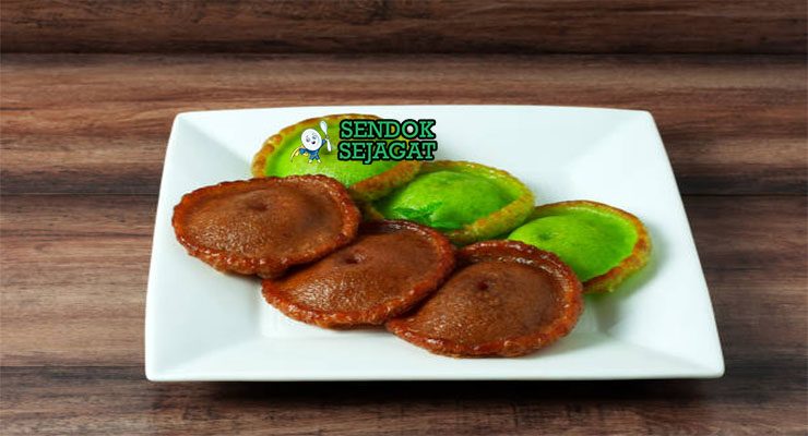 Kuih Pinjaram Kue Bunga Karamel Khas Malaysia Kuih Pinjaram kue bunga karamel renyah di toples saji