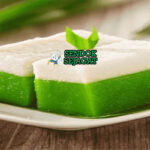 Kuih Talam lapis pandan kelapa potong kotak di piring saji