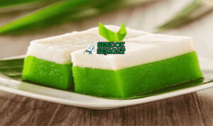 Kuih Talam Pandan Kelapa Manis Khas Malaysia Kuih Talam lapis pandan kelapa potong kotak di piring saji
