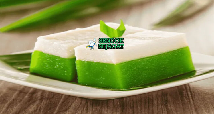 Kuih Talam lapis pandan kelapa potong kotak di piring saji