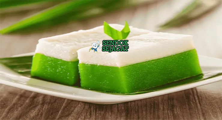 Kuih Talam Pandan Kelapa Manis Khas Malaysia Kuih Talam lapis pandan kelapa potong kotak di piring saji