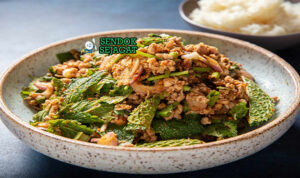 Laab Moo Pedas Khas Thailand Laab Moo dengan daging babi pedas dan ketan di piring saji