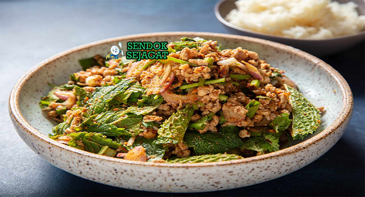 Laab Moo Pedas Khas Thailand Laab Moo dengan daging babi pedas dan ketan di piring saji